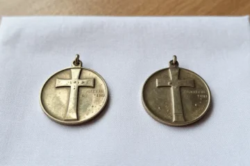 Médaille ou croix, quel bijou restera facile à porter après le baptême ?
